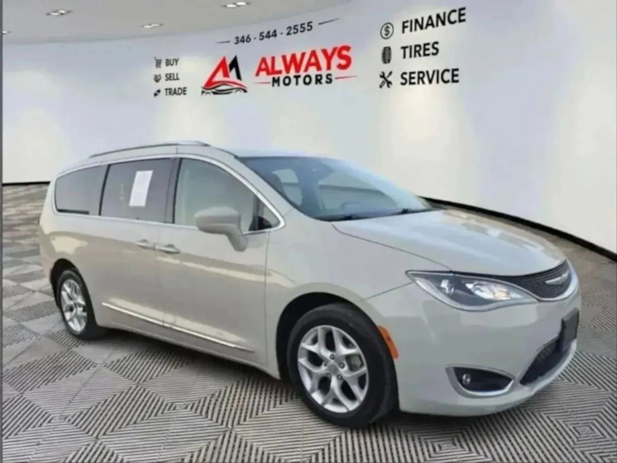 Used 2020 Chrysler Pacifica Touring-L Plus w/ Tire & Wheel Group FWD image 26