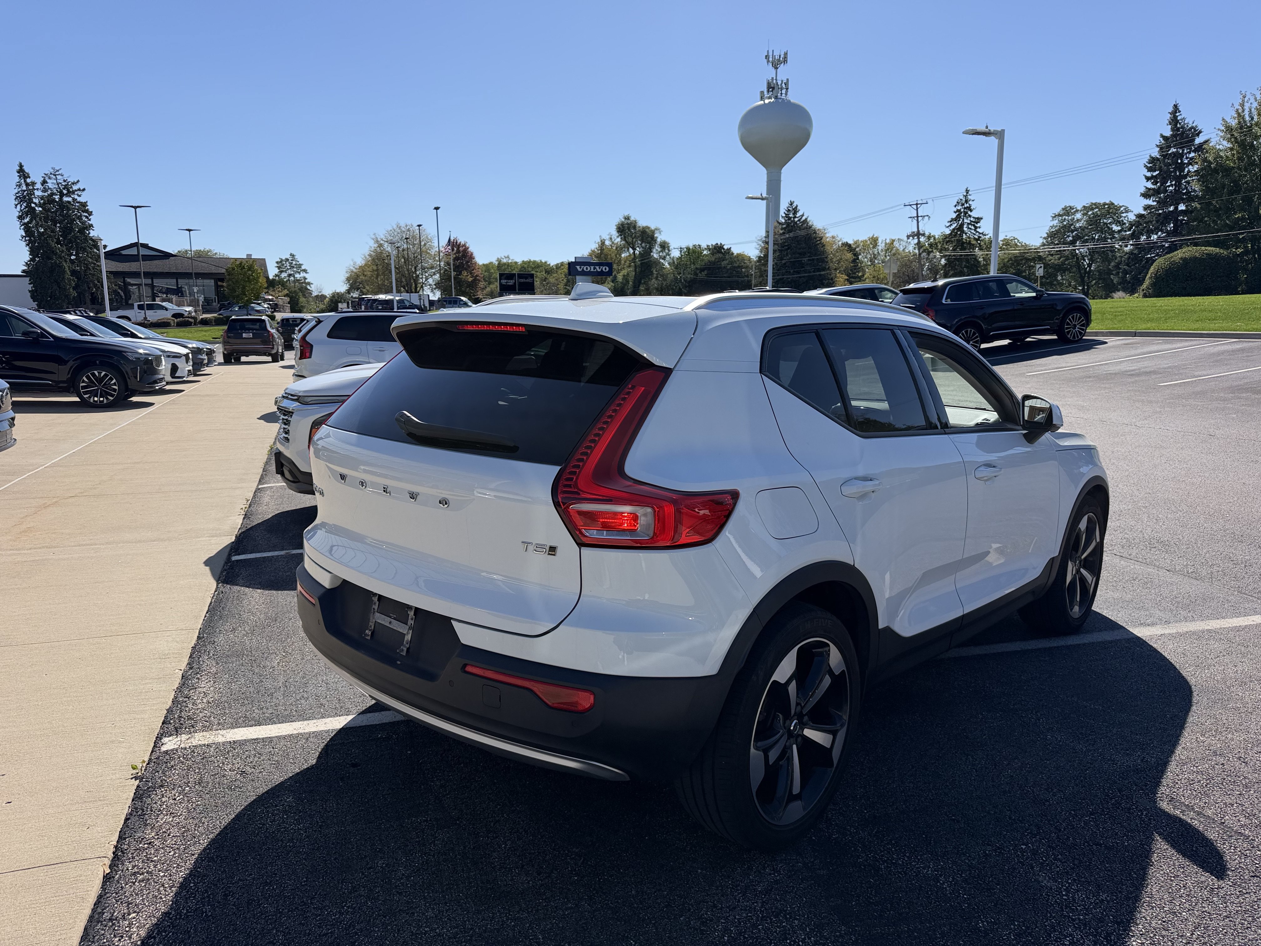 Used 2020 Volvo XC40 T5 Momentum w/ Protection Package Premier AWD/4WD image 4