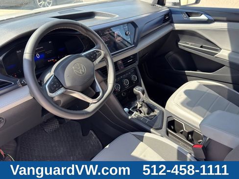 Used 2023 Volkswagen Taos SE w/ Panoramic Sunroof Package FWD image 9