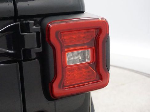 Certified 2018 Jeep Wrangler Unlimited Sahara image 22