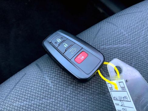 Used 2021 Toyota RAV4 XLE FWD image 14