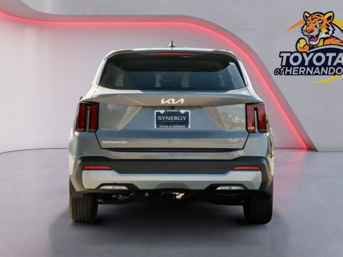 Used 2025 Kia Sorento LX FWD image 6
