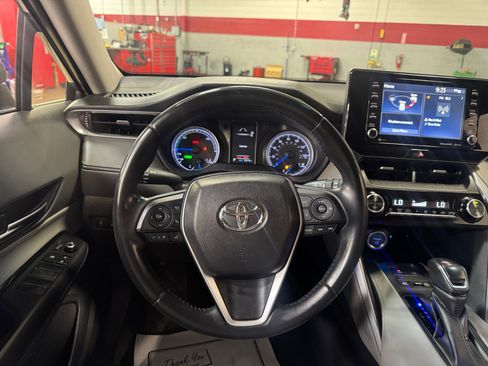 Used 2021 Toyota Venza LE w/ Carpet Mat Package (TMS) image 9