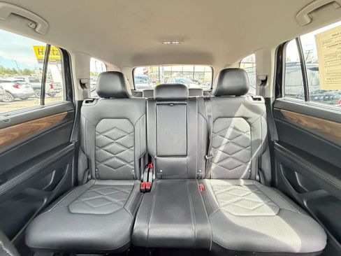Used 2025 Volkswagen Atlas SE AWD/4WD image 40