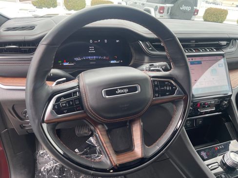 Used 2025 Jeep Grand Cherokee Summit image 9