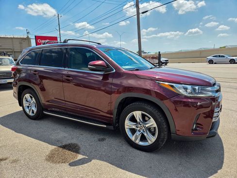 Used 2017 Toyota Highlander Limited Platinum image 3
