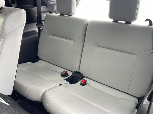 Used 2025 Mitsubishi Outlander SE image 27