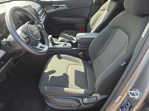 Used 2024 Kia Sportage LX image 5