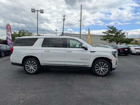Used 2022 GMC Yukon XL Denali w/ Denali Premium Package AWD/4WD image 2