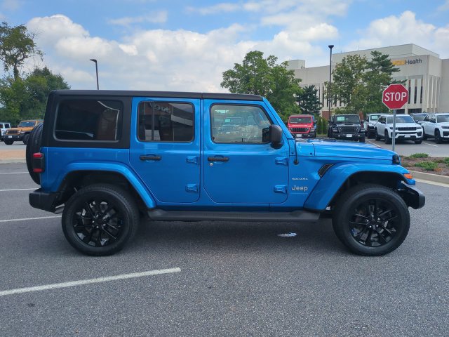 Used 2023 Jeep Wrangler Unlimited Sahara w/ Cold Weather Group AWD/4WD image 3