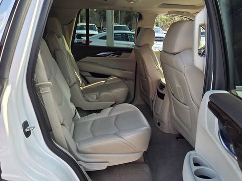 Used 2016 Cadillac Escalade Luxury image 16