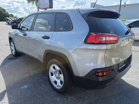 Used 2016 Jeep Cherokee Sport FWD image 5
