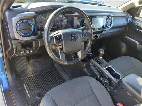 Used 2017 Toyota Tacoma TRD Sport w/ Tow Package (A/T) image 12