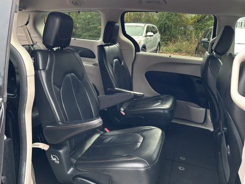Used 2017 Chrysler Pacifica Touring-L image 13