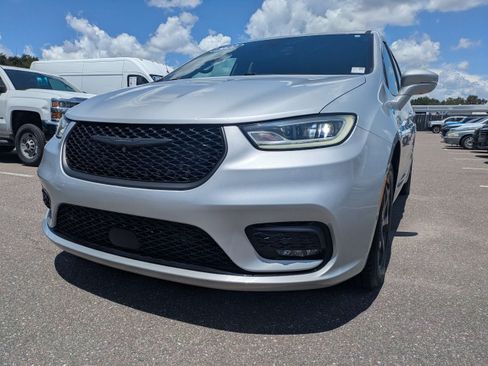 Used 2022 Chrysler Pacifica Limited w/ Uconnect Theater Family Group FWD image 7