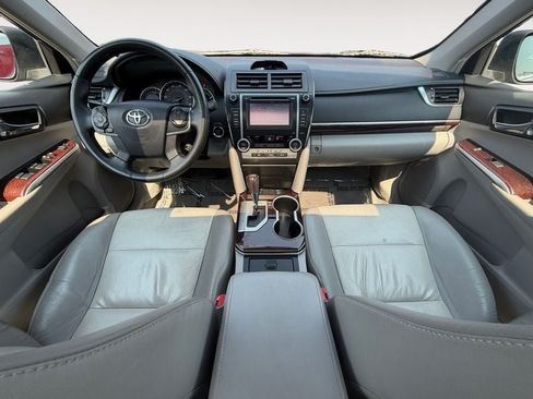 Used 2012 Toyota Camry XLE w/ Leather Pkg FWD image 11
