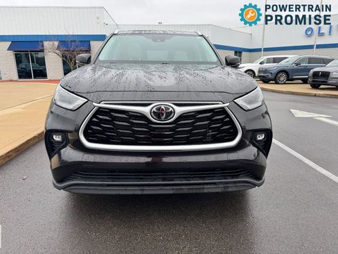 Used 2022 Toyota Highlander XLE image 2