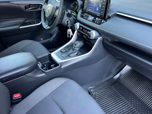 Certified 2022 Toyota RAV4 LE AWD/4WD image 17