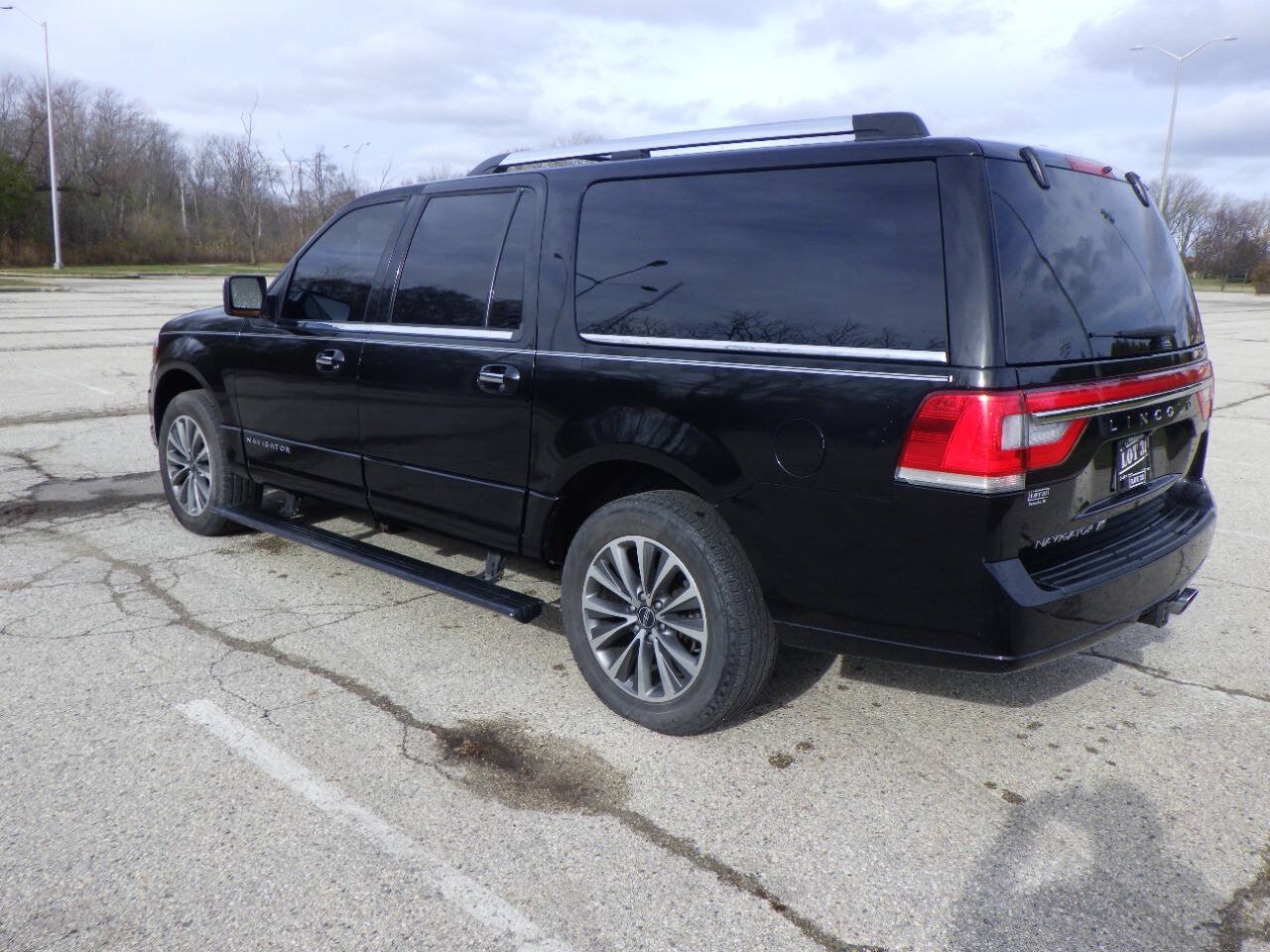 Used 2017 Lincoln Navigator L Select AWD/4WD image 3