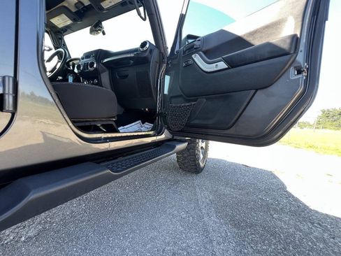 Used 2018 Jeep Wrangler Unlimited Sahara w/ Connectivity Group AWD/4WD image 19