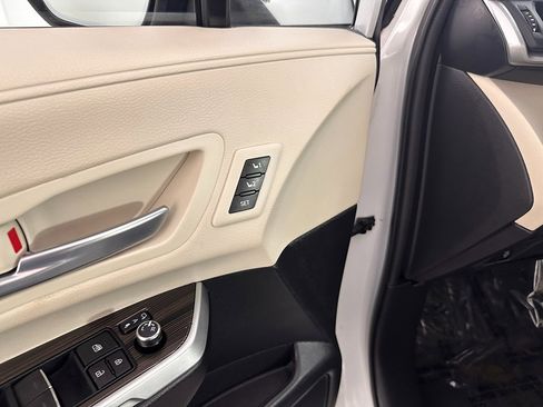 Used 2024 Toyota Sienna Limited image 38