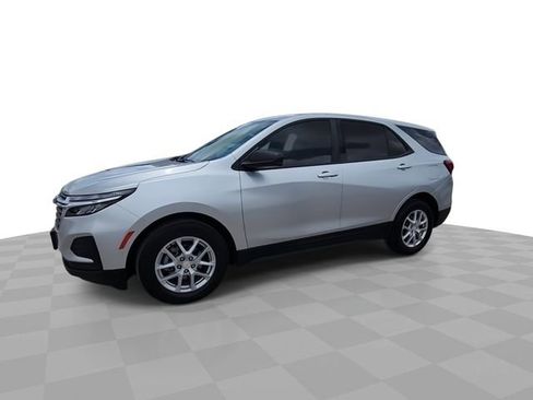 Used 2022 Chevrolet Equinox LS FWD image 4