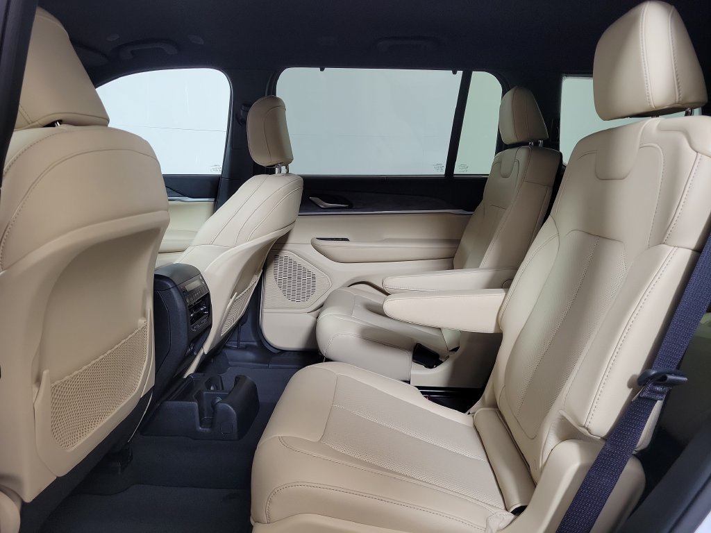 Used 2023 Jeep Grand Cherokee L Limited w/ Luxury Tech Group II AWD/4WD image 23