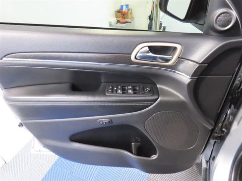 Used 2015 Jeep Grand Cherokee Limited w/ Luxury Group II image 16