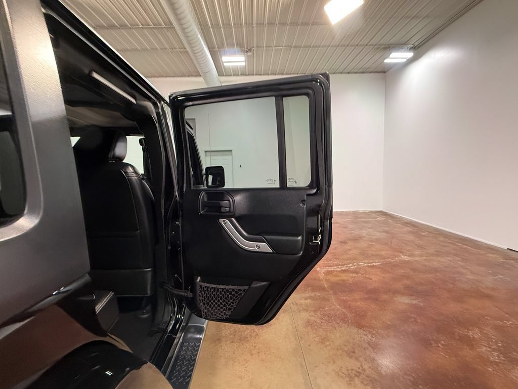 Used 2018 Jeep Wrangler Unlimited Sahara AWD/4WD image 64