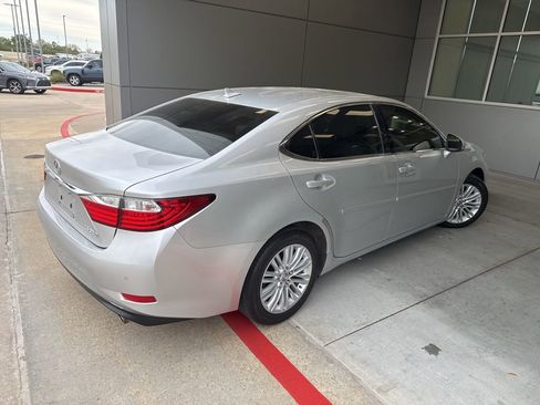 Used 2014 Lexus ES 350 350 w/ Luxury Package image 2