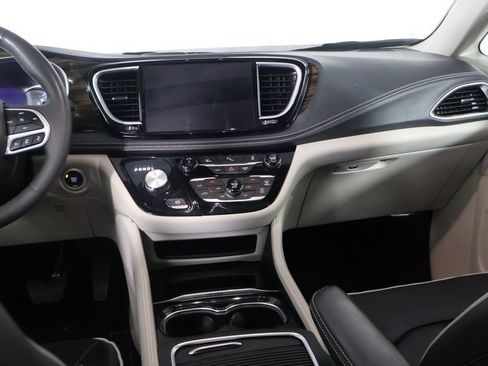 Used 2023 Chrysler Pacifica Limited FWD image 37