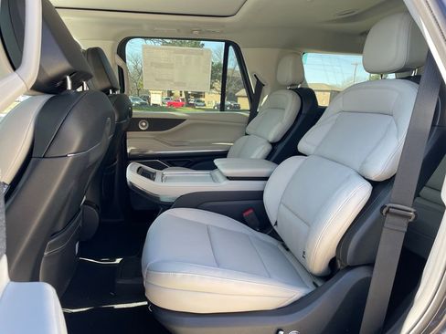 New 2026 Lincoln Navigator Reserve w/ Jet Appearance Package AWD/4WD image 16
