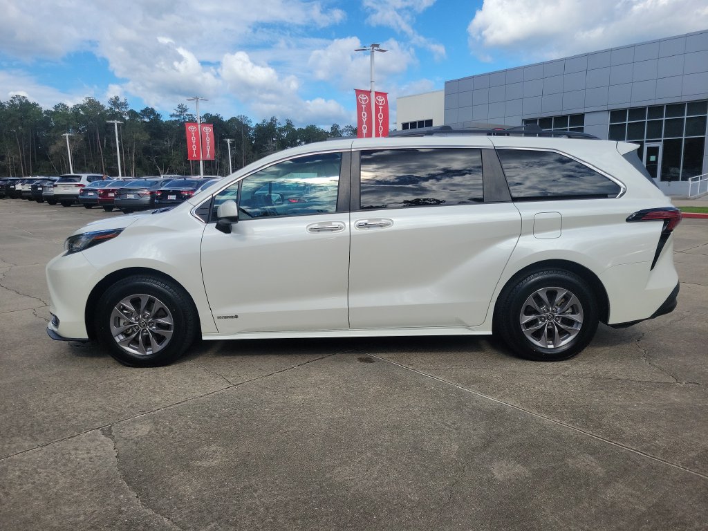 Used 2021 Toyota Sienna XLE FWD image 2