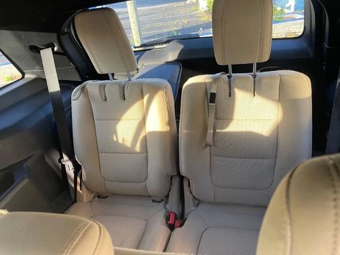 Used 2017 Ford Explorer XLT w/ Equipment Group 201A FWD image 27