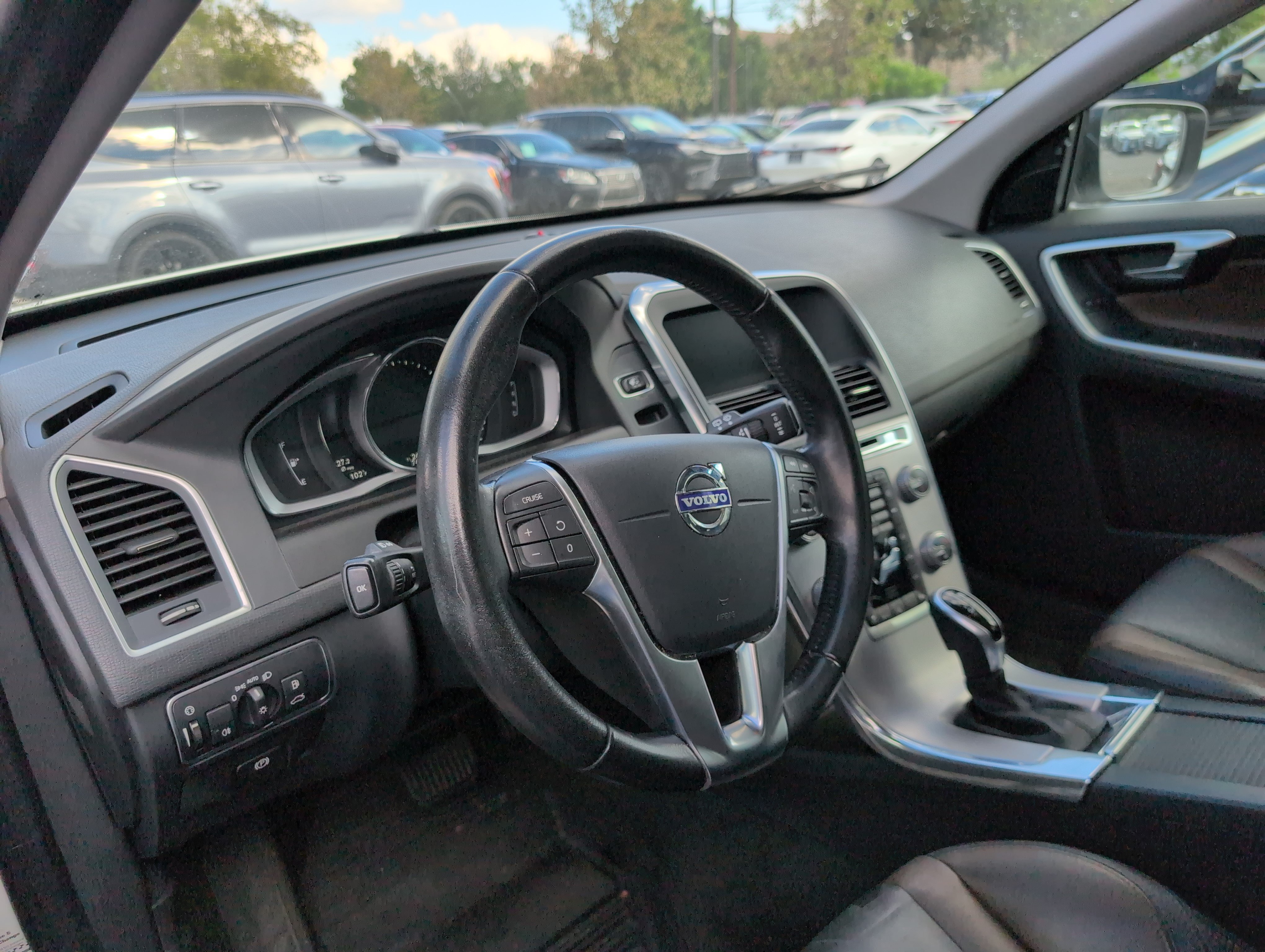 Used 2017 Volvo XC60 T5 Dynamic w/ Preferred Option Package FWD image 6