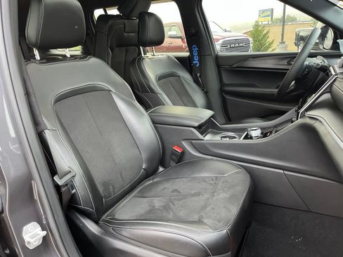 Used 2024 Jeep Grand Cherokee L Altitude AWD/4WD image 13