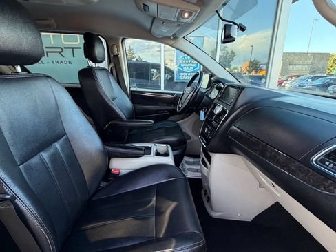 Used 2014 Chrysler Town & Country Touring FWD image 14