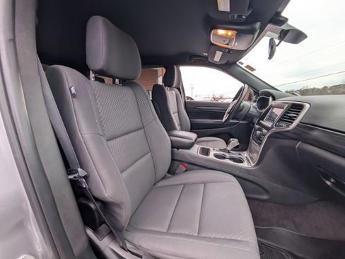 Used 2019 Jeep Grand Cherokee Laredo image 38