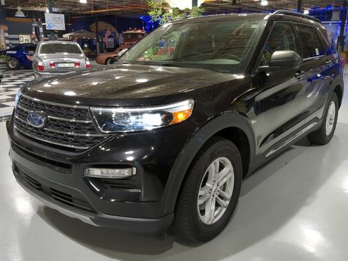 Used 2023 Ford Explorer XLT w/ Equipment Group 202A AWD/4WD image 1