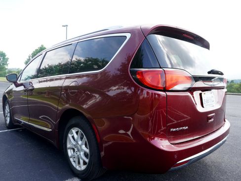 Used 2020 Chrysler Pacifica Touring-L image 5