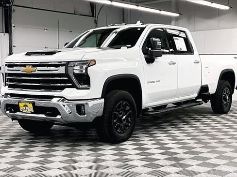 Used 2024 Chevrolet Silverado 2500 LTZ w/ LTZ Convenience Package image 11