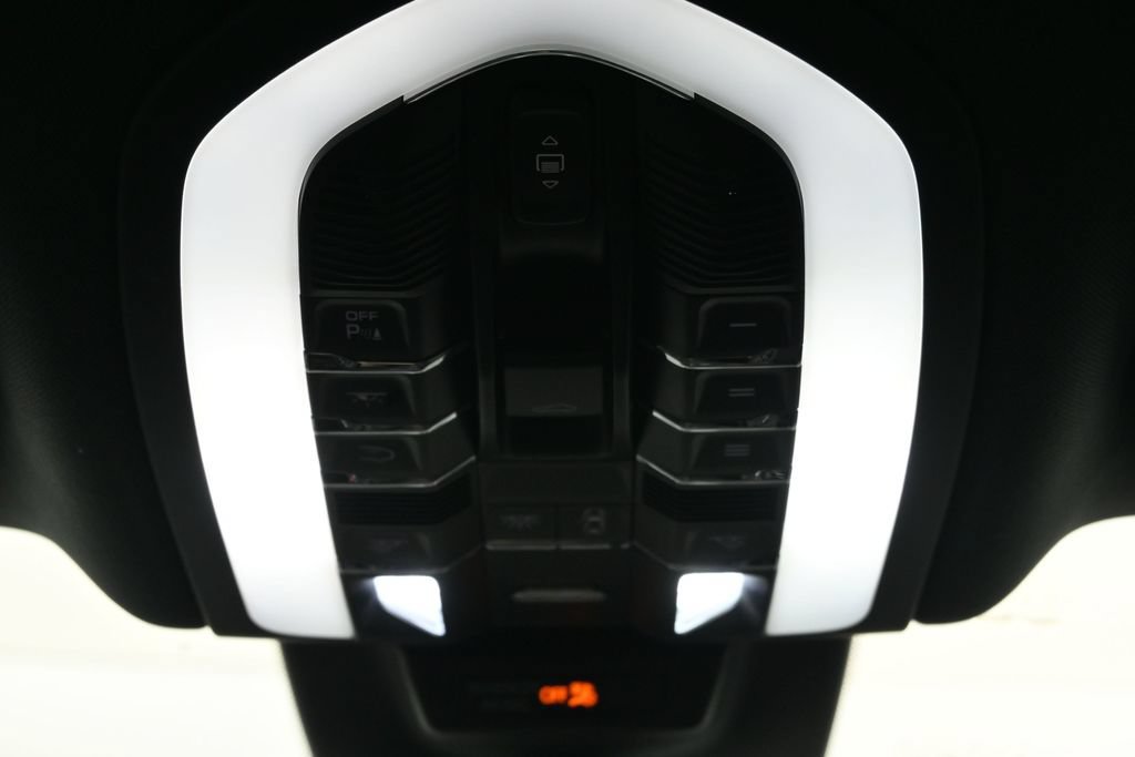 Certified 2024 Porsche Macan AWD/4WD image 24