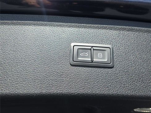 Used 2019 Audi Q5 Premium w/ Convenience Package image 9