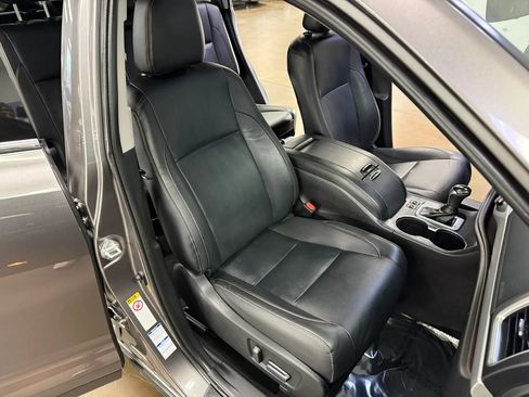 Used 2019 Toyota Highlander XLE AWD/4WD image 14