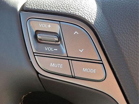 Used 2017 Hyundai Santa Fe SE image 24