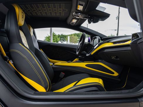 Used 2025 Lamborghini Revuelto AWD/4WD image 41