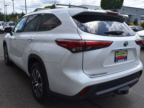 Used 2022 Toyota Highlander XLE AWD/4WD image 7