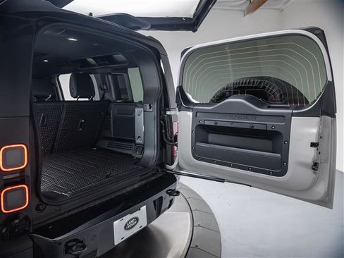 New 2026 Land Rover Defender 110 X-Dynamic SE image 33