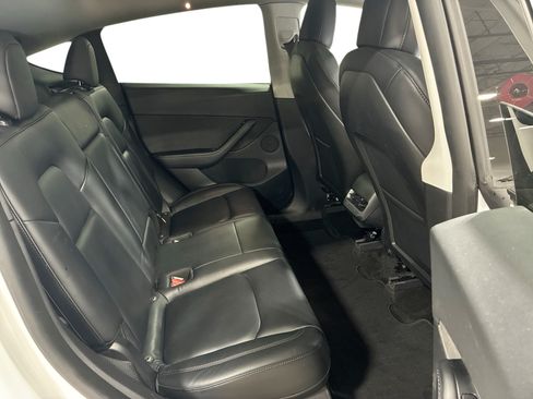 Certified 2021 Tesla Model Y Long Range AWD/4WD image 11