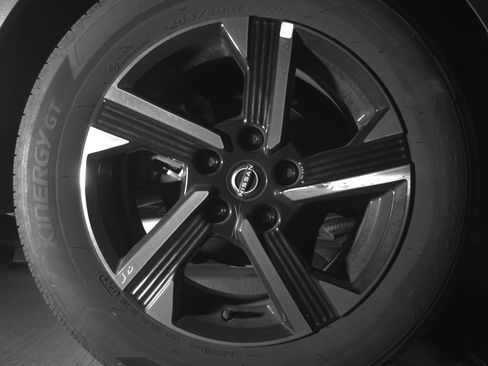 Used 2025 Nissan Sentra SV FWD image 15